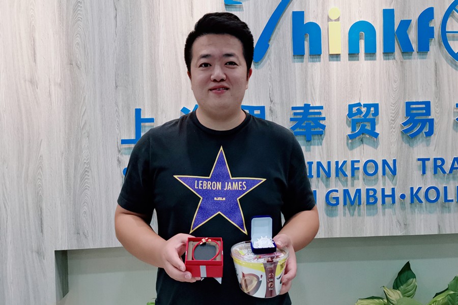 （销售部六组主管支壘先生） 